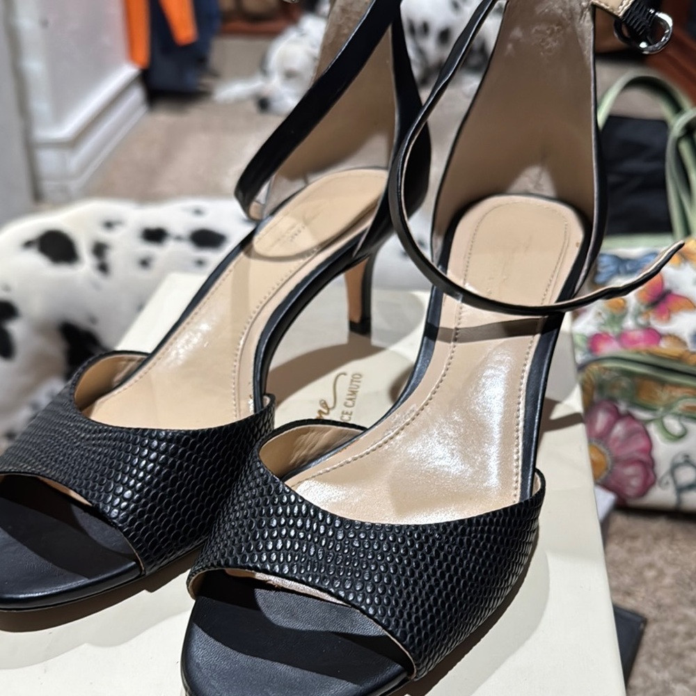 Black Reagan6 Heels Vince Camuto heel size 9.5